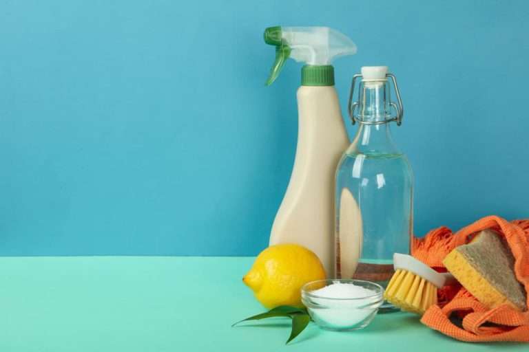 Pulire in Casa Usando l'Aceto di Alcol